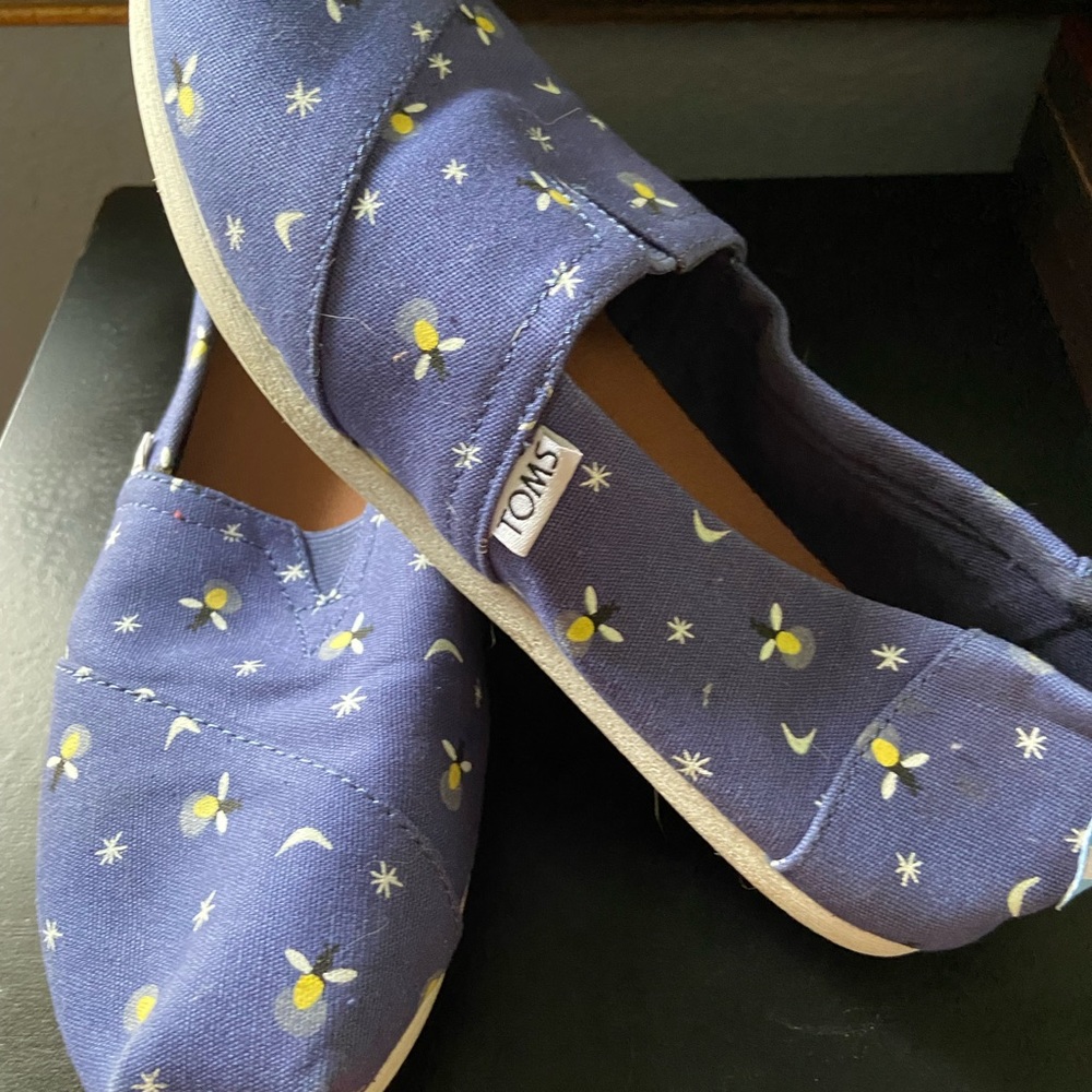 Toms size 7.5 slip on. Glow in the dark fireflies